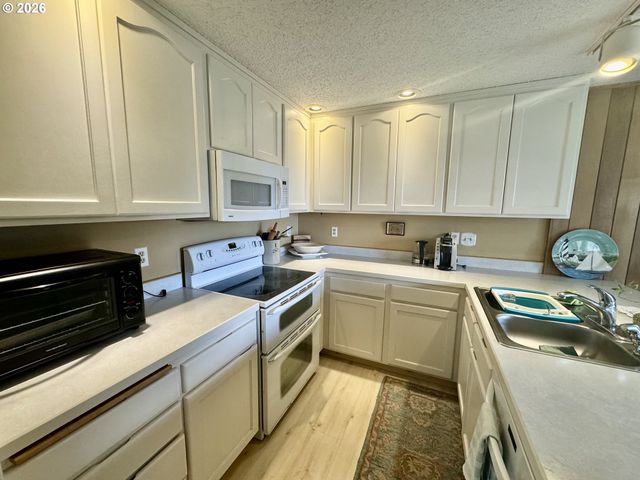 1070 BAY St 22, Florence, OR 97439