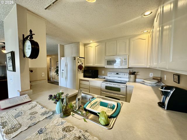 1070 BAY St 22, Florence, OR 97439