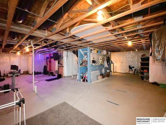 19105 Greenleaf Street, Omaha, NE 68136