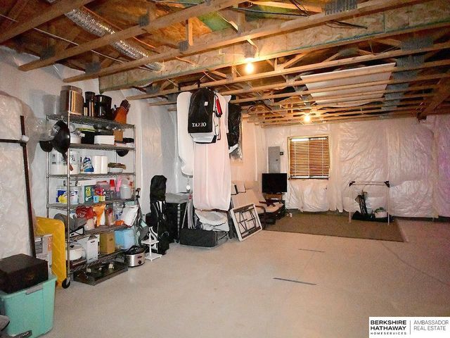 19105 Greenleaf Street, Omaha, NE 68136