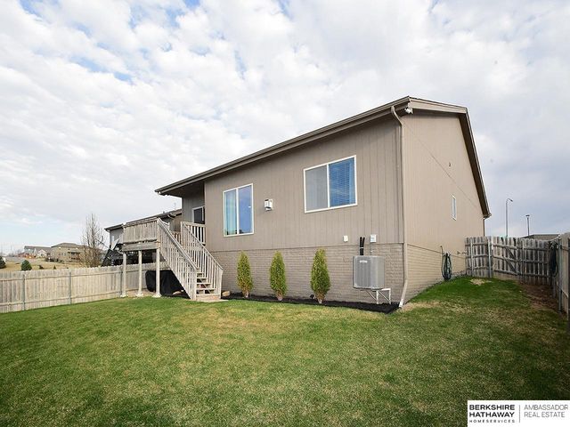 19105 Greenleaf Street, Omaha, NE 68136