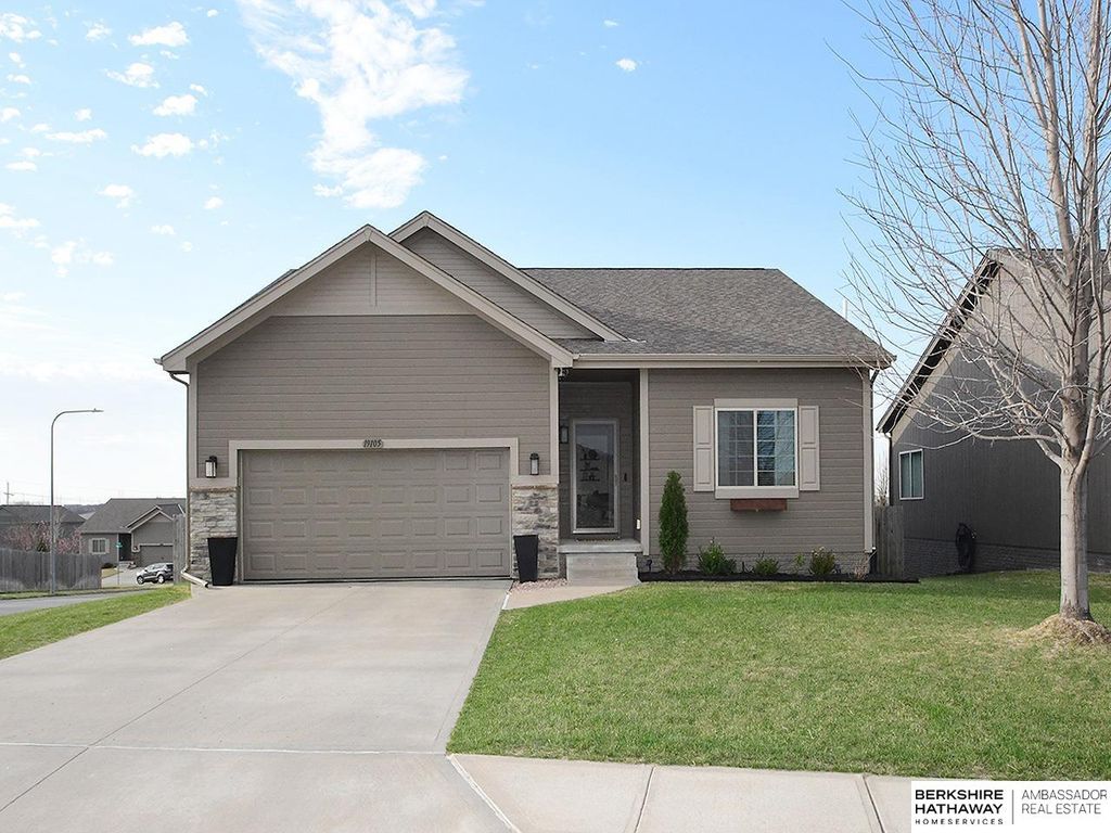 19105 Greenleaf Street, Omaha, NE 68136