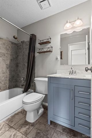 6540 Towne Woods Drive, Oakville, MO 63129