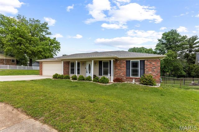 6540 Towne Woods Drive, Oakville, MO 63129