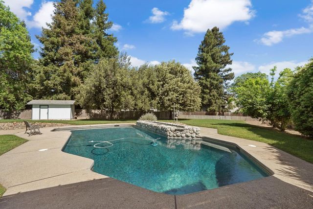 11530 Oak Hill Dr, Oakdale, CA 95361