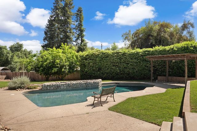 11530 Oak Hill Dr, Oakdale, CA 95361