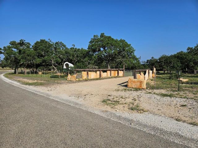 000 Windmill Ridge DR, Blanco, TX 78606