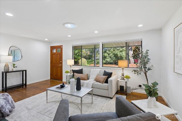 17219 Midvale Avenue N, Shoreline, WA 98133