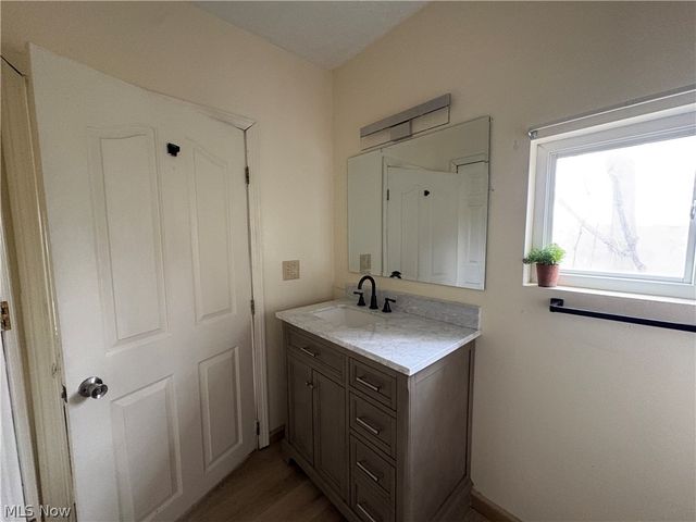 316 Bank Lane SE, New Philadelphia, OH 44663