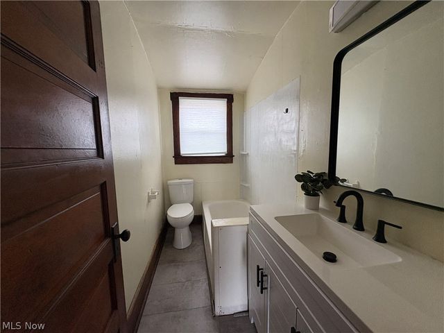 316 Bank Lane SE, New Philadelphia, OH 44663