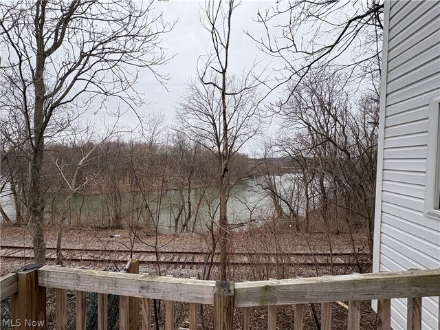 316 Bank Lane SE, New Philadelphia, OH 44663