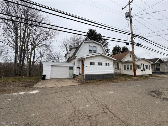 316 Bank Lane SE, New Philadelphia, OH 44663