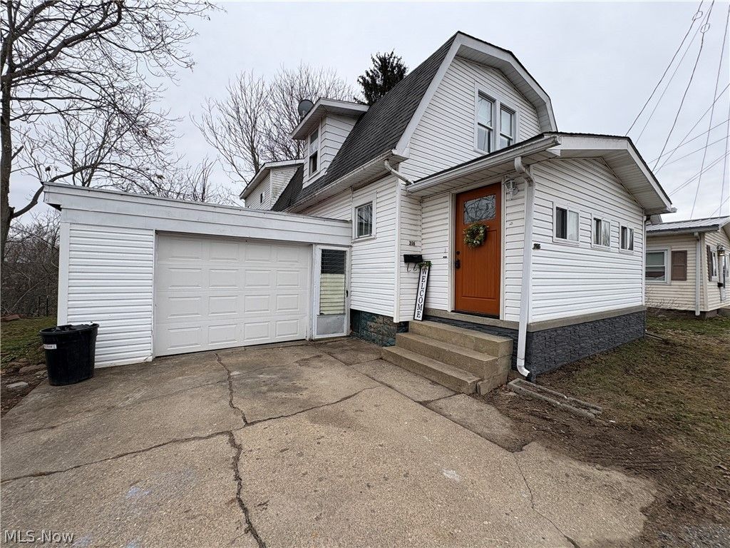 316 Bank Lane SE, New Philadelphia, OH 44663