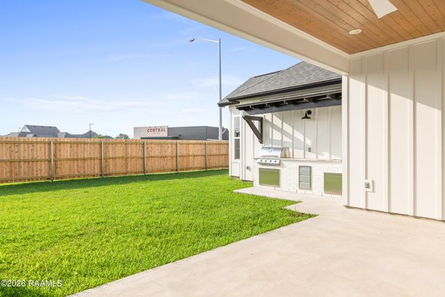111 Travellers Palm Way, Broussard, LA 70518