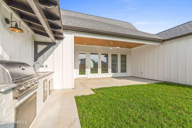 111 Travellers Palm Way, Broussard, LA 70518