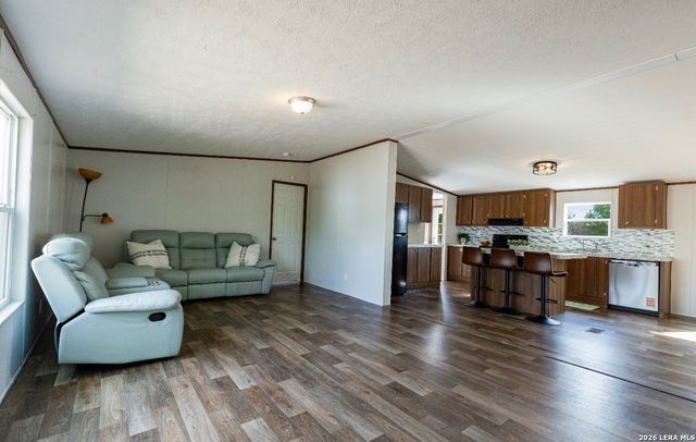 108 County Road 2638, Devine, TX 78016