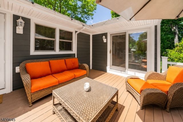 6 Woodbine Cir, New Providence Boro, NJ 07974