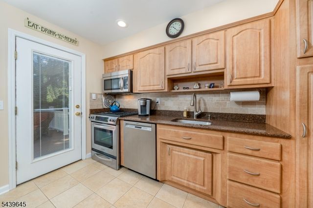 6 Woodbine Cir, New Providence Boro, NJ 07974