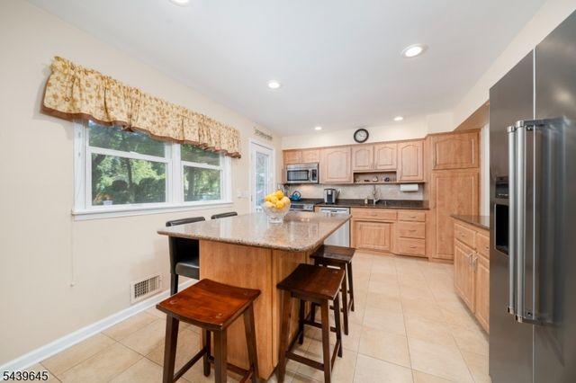 6 Woodbine Cir, New Providence Boro, NJ 07974