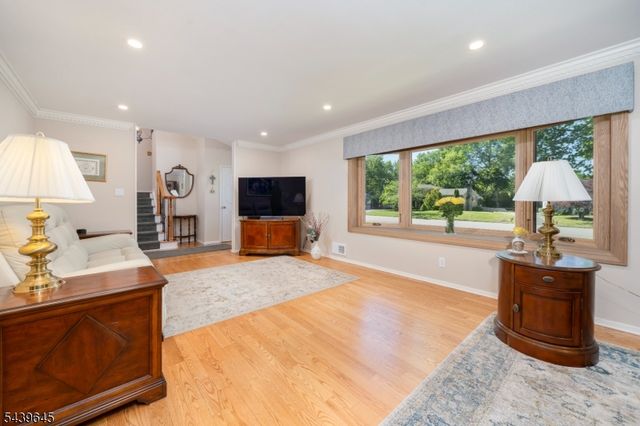 6 Woodbine Cir, New Providence Boro, NJ 07974