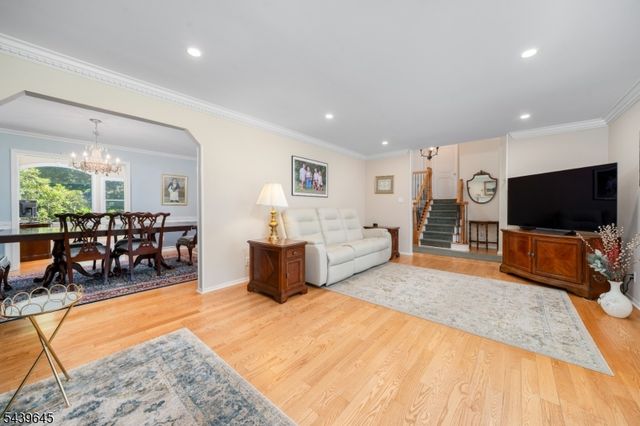 6 Woodbine Cir, New Providence Boro, NJ 07974