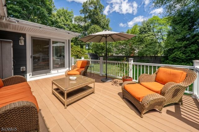 6 Woodbine Cir, New Providence Boro, NJ 07974