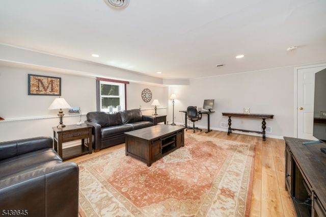 6 Woodbine Cir, New Providence Boro, NJ 07974