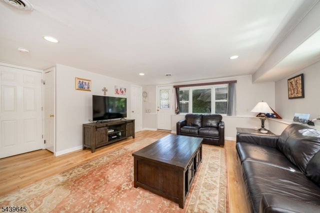 6 Woodbine Cir, New Providence Boro, NJ 07974