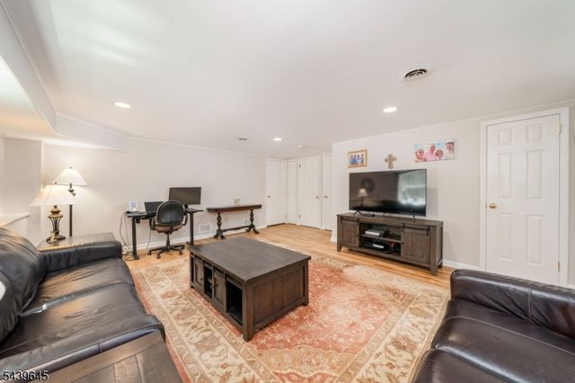 6 Woodbine Cir, New Providence Boro, NJ 07974