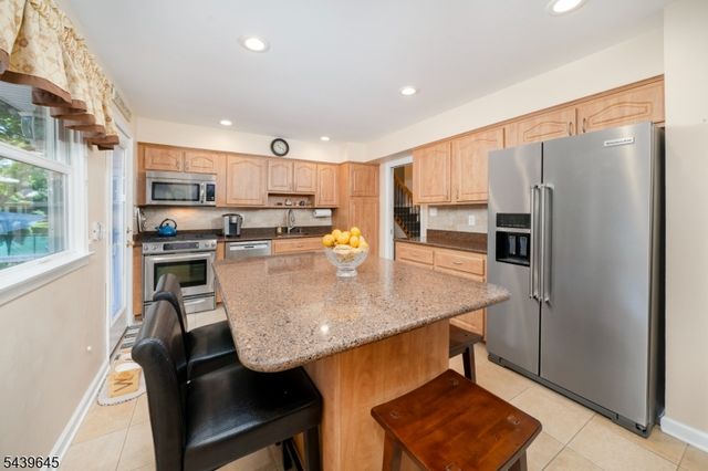 6 Woodbine Cir, New Providence Boro, NJ 07974