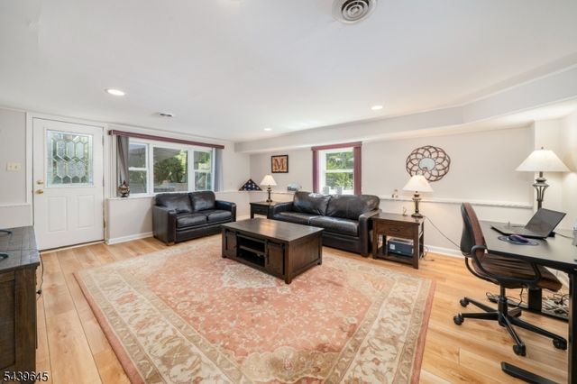 6 Woodbine Cir, New Providence Boro, NJ 07974