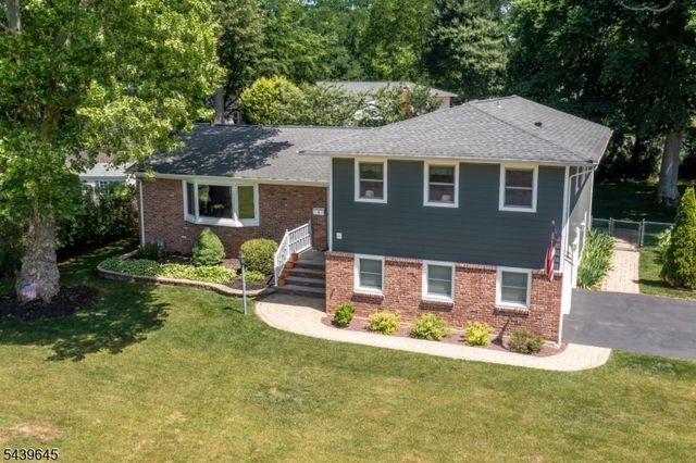 6 Woodbine Cir, New Providence Boro, NJ 07974