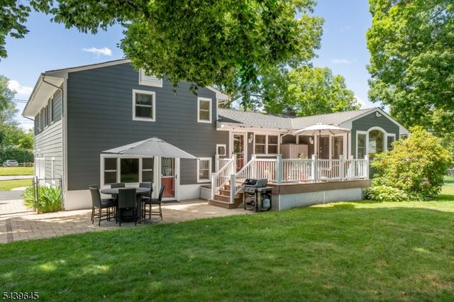 6 Woodbine Cir, New Providence Boro, NJ 07974