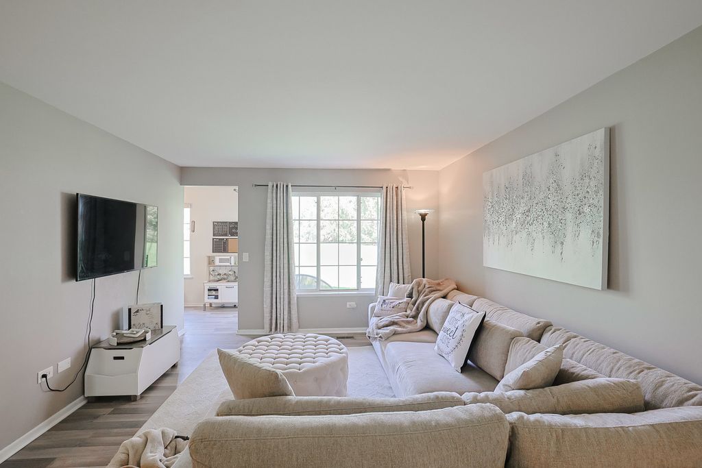 Image 11 of property listing at 875 Golf Course Road 2, Crystal Lake, IL 60014