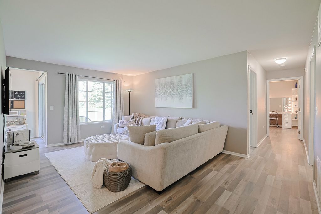 Image 12 of property listing at 875 Golf Course Road 2, Crystal Lake, IL 60014