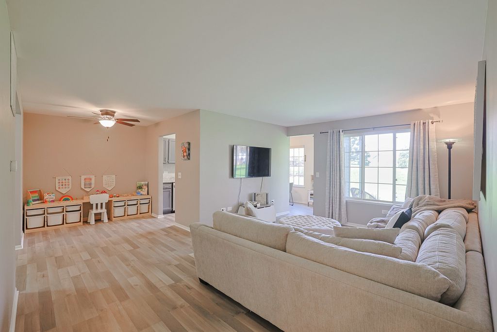 Image 13 of property listing at 875 Golf Course Road 2, Crystal Lake, IL 60014