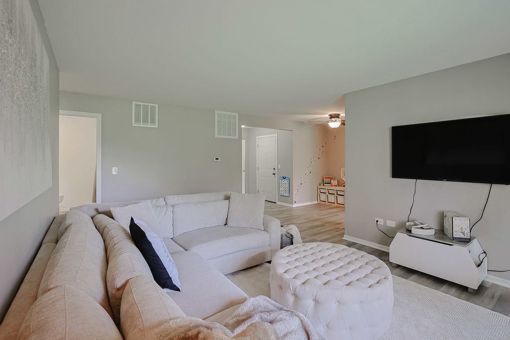 Image 14 of property listing at 875 Golf Course Road 2, Crystal Lake, IL 60014