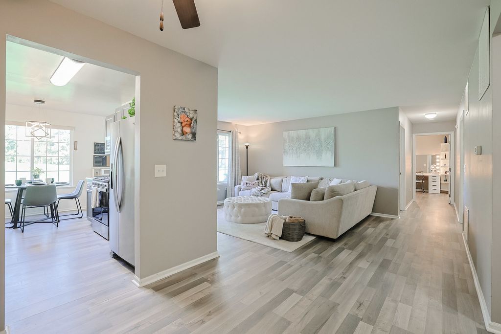Image 15 of property listing at 875 Golf Course Road 2, Crystal Lake, IL 60014