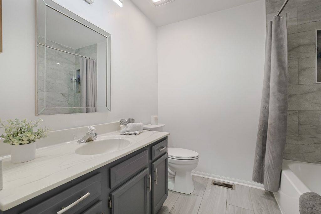 Image 24 of property listing at 875 Golf Course Road 2, Crystal Lake, IL 60014