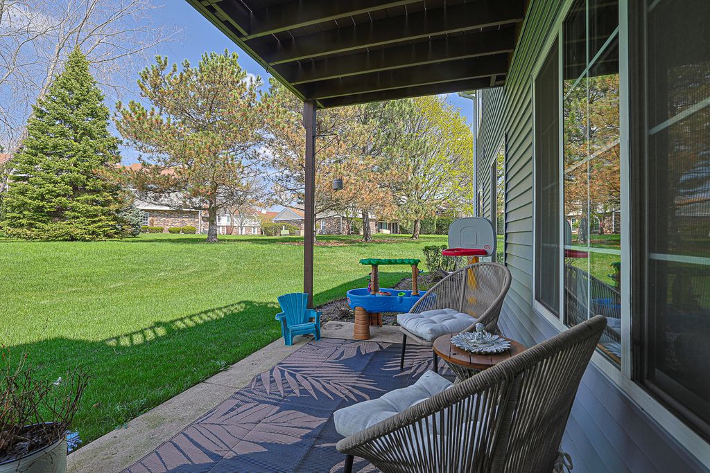 Image 27 of property listing at 875 Golf Course Road 2, Crystal Lake, IL 60014