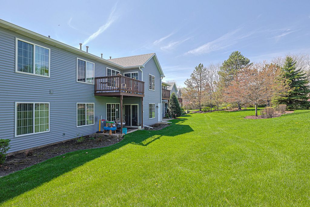 Image 28 of property listing at 875 Golf Course Road 2, Crystal Lake, IL 60014
