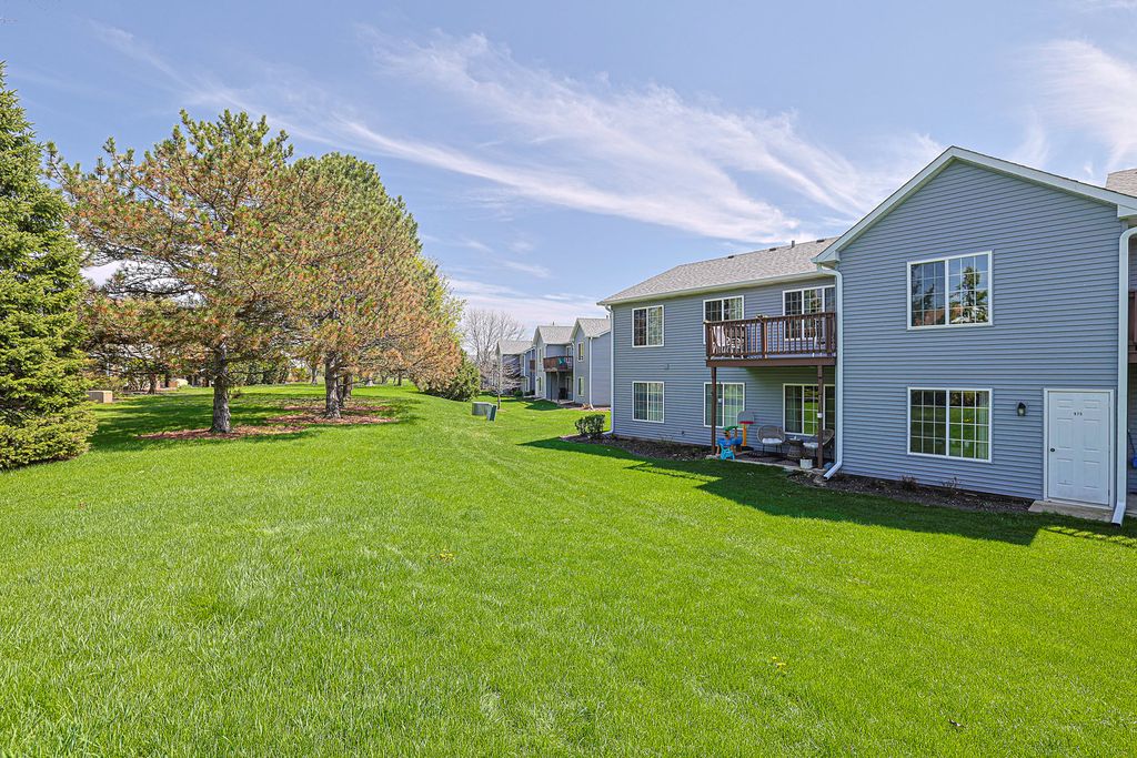 Image 30 of property listing at 875 Golf Course Road 2, Crystal Lake, IL 60014