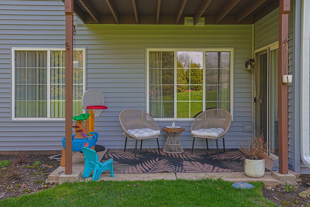 Image 31 of property listing at 875 Golf Course Road 2, Crystal Lake, IL 60014