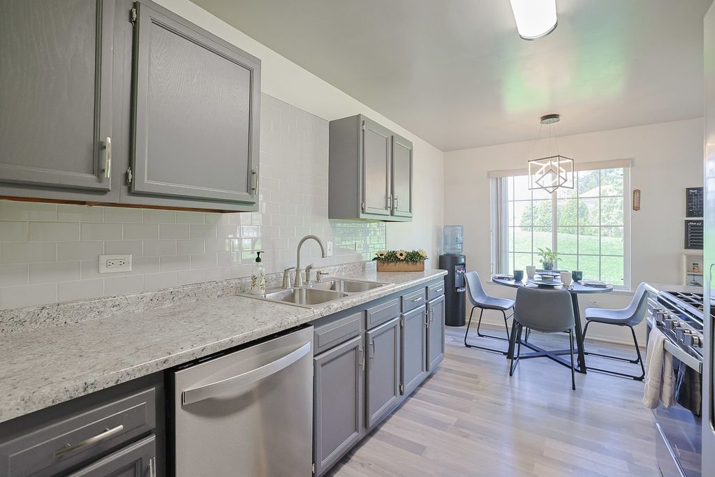 Image 6 of property listing at 875 Golf Course Road 2, Crystal Lake, IL 60014
