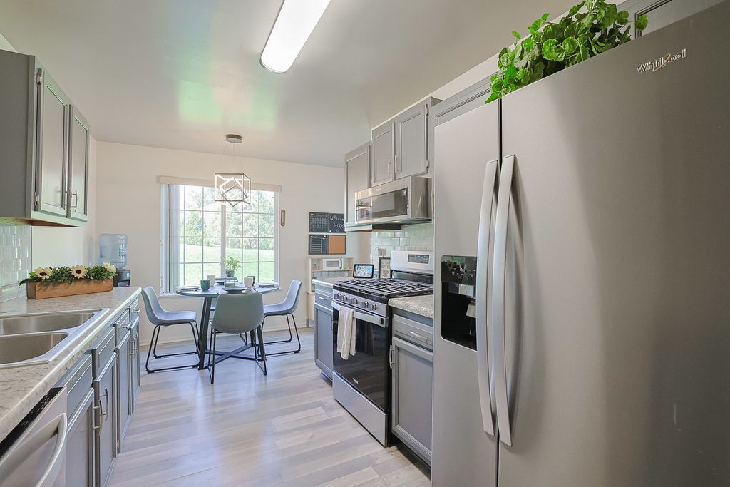 Image 7 of property listing at 875 Golf Course Road 2, Crystal Lake, IL 60014