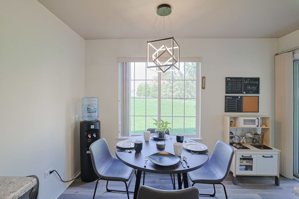 Image 8 of property listing at 875 Golf Course Road 2, Crystal Lake, IL 60014