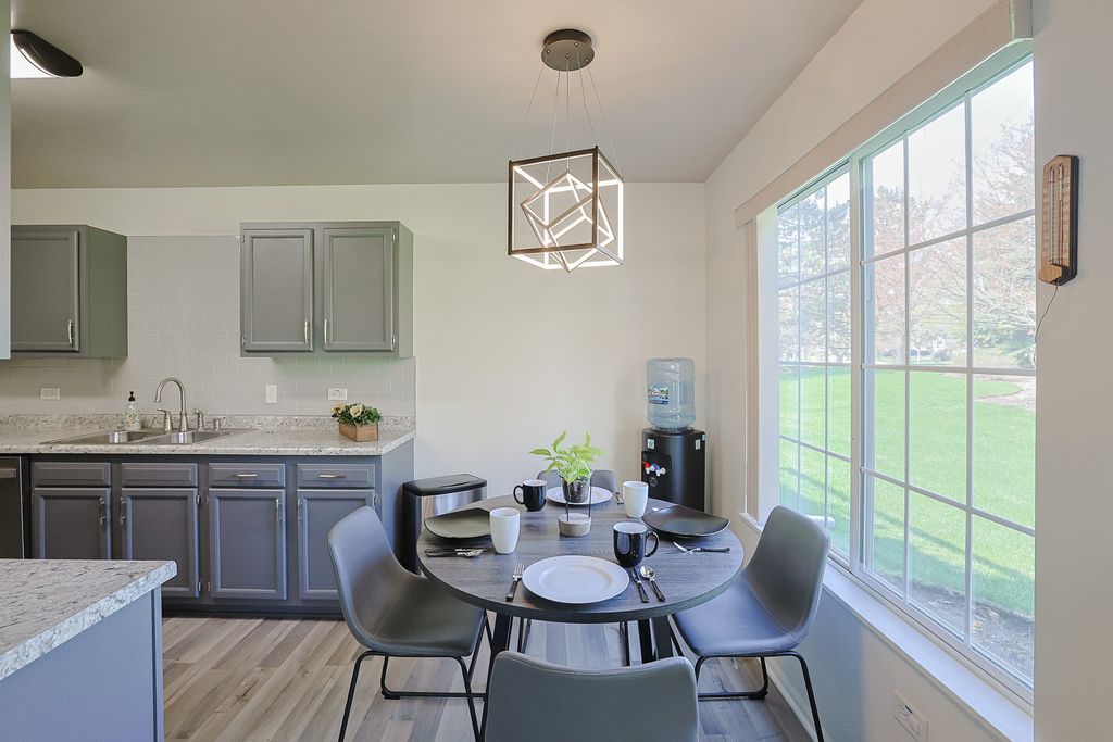 Image 9 of property listing at 875 Golf Course Road 2, Crystal Lake, IL 60014