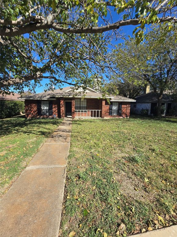 837 W Wintergreen Road W, Lancaster, TX 75134