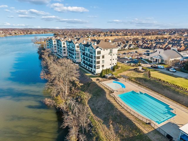 1024 Club View Dr Unit D202, Gallatin, TN 37066