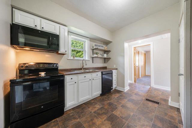 1420 S DIVISION STREET, New London, WI 54961